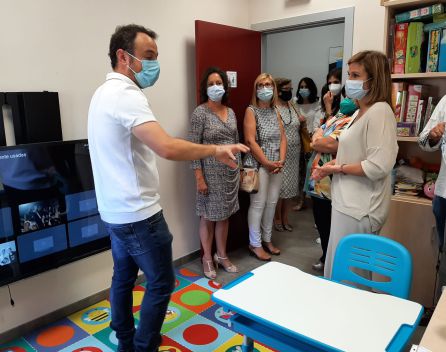 El gerente de ADIJ Jódar, José Carlos Illana, muestra las instalaciones delk CAIT Jódar a viceconsejera y delegada El gerente de ADIJ Jódar, José Carlos Illana, muestra las instalaciones delk CAIT Jódar a viceconsejera y delegada