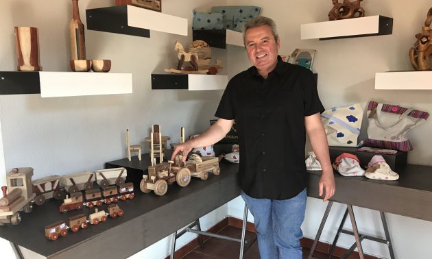 Miguel Ángel de la Torre junto a sus piezas de madera. Miguel Ángel de la Torre junto a sus piezas de madera.