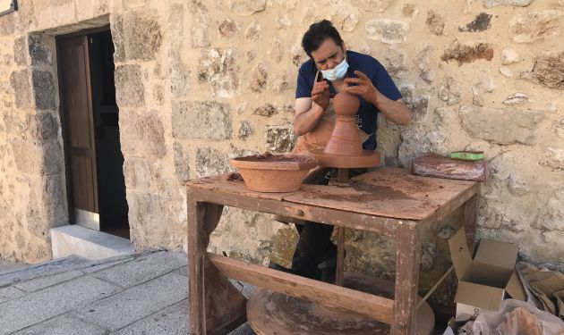 Tomás Bux trabajando el barro en una exhibición con motivo de la inauguración del centro. Tomás Bux trabajando el barro en una exhibición con motivo de la inauguración del centro.