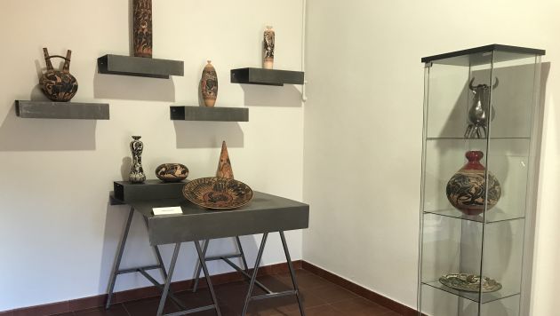 Obra de Adrián Navarro en la sala de exposiciones temporales. Obra de Adrián Navarro en la sala de exposiciones temporales.
