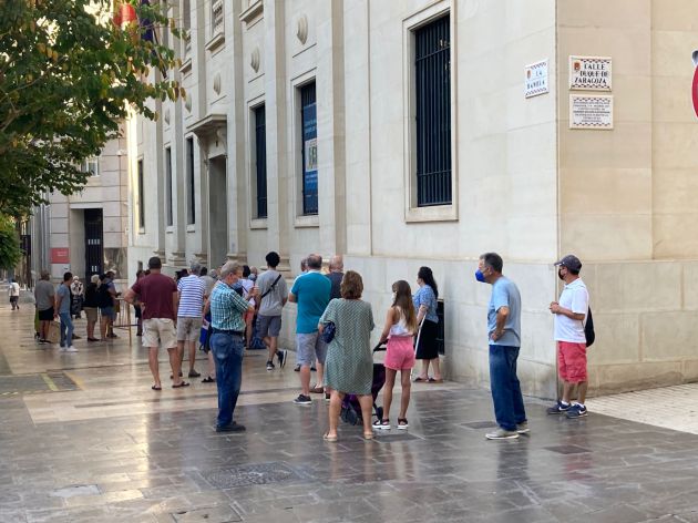 Colas a las puertas del Banco de España de Alicante Colas a las puertas del Banco de España de Alicante
