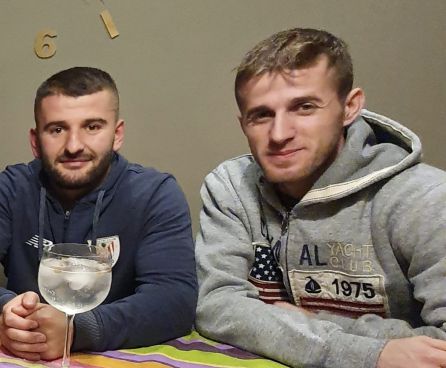 Klinton e Ylli, los jóvenes albaneses Klinton e Ylli, los jóvenes albaneses