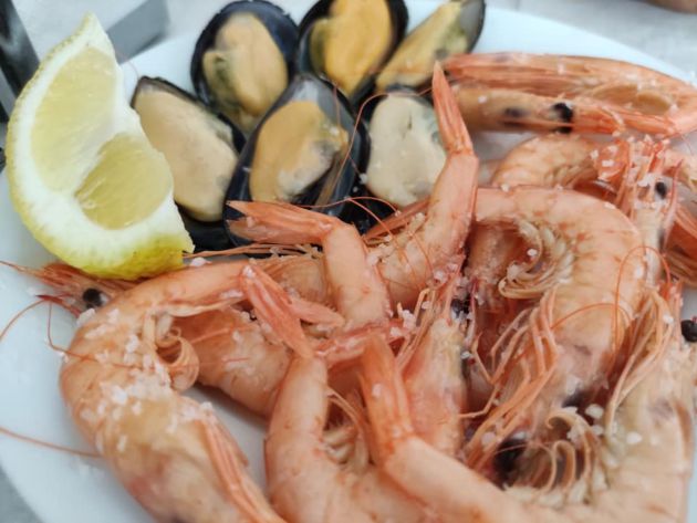 Gambas y mejillones cocidos Gambas y mejillones cocidos
