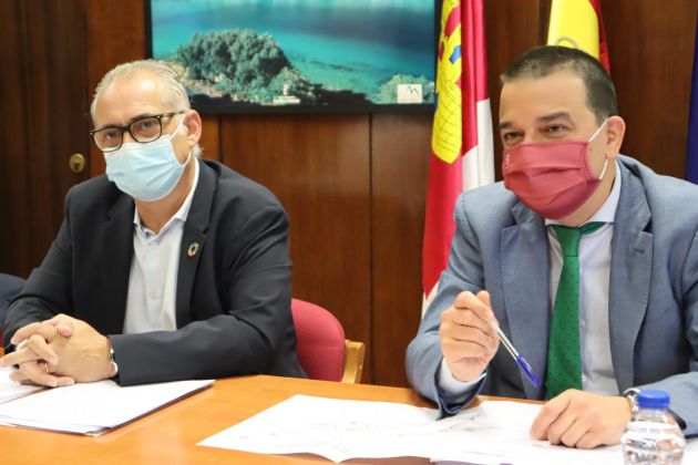 Francisco Martínez Arroyo, consejero de Agricultura, a la derecha junto al presidente de la CHGuadalquivir, Joaquín Páez, a la izquierda. Francisco Martínez Arroyo, consejero de Agricultura, a la derecha junto al presidente de la CHGuadalquivir, Joaquín Páez, a la izquierda.