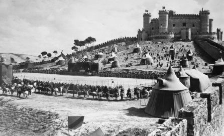 Rodaje de la película "El Cid" en el castillo de Belmonte, Cuenca. Aquí Charlton Heston aseguraba ver la imagen de una mujer que se aparecía en una de las torres, según el libro "50 lugares mágicos de CLM" Rodaje de la película "El Cid" en el castillo de Belmonte, Cuenca. Aquí Charlton Heston aseguraba ver la imagen de una mujer que se aparecía en una de las torres, según el libro "50 lugares mágicos de CLM"
