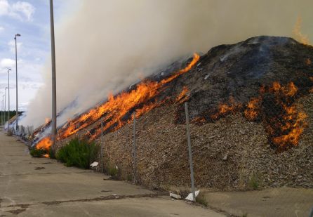 Las llamas activaron la alerta a los bomberos de Ponferrada Las llamas activaron la alerta a los bomberos de Ponferrada