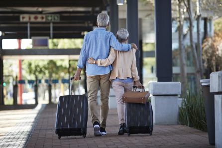 Una pareja comienza sus vacaciones Una pareja comienza sus vacaciones