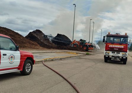 Se retira la corteza de los apiles para refrigerar el interior Se retira la corteza de los apiles para refrigerar el interior
