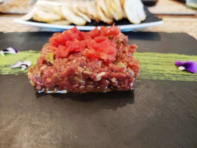 Steak tartar con tomate curado Steak tartar con tomate curado