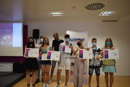Foto de grupo con algunos de los estudiantes premiados Foto de grupo con algunos de los estudiantes premiados