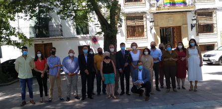 El grupo de asistentes al acto en los jardines de la plaza del Ayuntamiento de Quesada El grupo de asistentes al acto en los jardines de la plaza del Ayuntamiento de Quesada