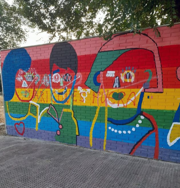 Pintadas en el mural de la avenida de la Ilustración, 29. Pintadas en el mural de la avenida de la Ilustración, 29.