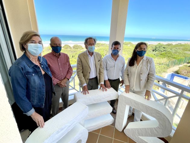De izquierda a derecha: Pepa Vela, concejala de Turismo, Pepe Ruíz, director general de Hipotels, José María Román, alcalde de Chiclana, Juan José Butrón, Gestores Inmobiliarios y Mila Martínez directora del Hotel Playa La Barrosa De izquierda a derecha: Pepa Vela, concejala de Turismo, Pepe Ruíz, director general de Hipotels, José María Román, alcalde de Chiclana, Juan José Butrón, Gestores Inmobiliarios y Mila Martínez directora del Hotel Playa La Barrosa