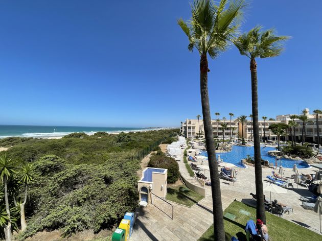 Playas, dunas en primer línea, y las instalaciones del Hotel Playa La Barrosa de la cadena Hipotels solo para adultos (mayores de 16 años) en Novo Sancti Petri (Chiclana de la Frontera, Cádiz) Playas, dunas en primer línea, y las instalaciones del Hotel Playa La Barrosa de la cadena Hipotels solo para adultos (mayores de 16 años) en Novo Sancti Petri (Chiclana de la Frontera, Cádiz)