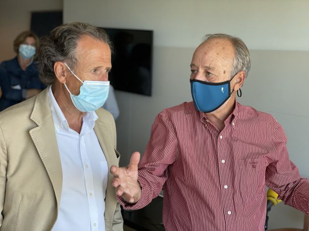 El alcalde de Chiclana, José María Román, y el director general de Hipotels, Pepe Ruíz, son muy buenas amigos y conocen el destino turístico a la perfección desde sus inicios El alcalde de Chiclana, José María Román, y el director general de Hipotels, Pepe Ruíz, son muy buenas amigos y conocen el destino turístico a la perfección desde sus inicios