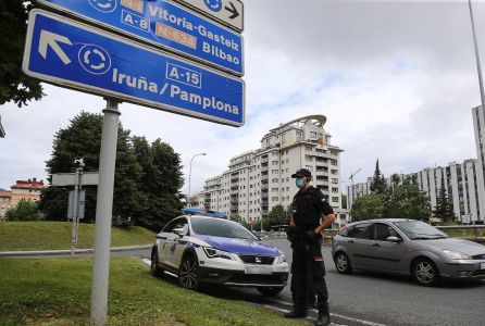La Ertzaintza durante el dispositivo montado este jueves a la salida de San Sebastián para tratar de encontrar al hombre huido del presunto autor del asesinato este miércoles en Murchante (Navarra) La Ertzaintza durante el dispositivo montado este jueves a la salida de San Sebastián para tratar de encontrar al hombre huido del presunto autor del asesinato este miércoles en Murchante (Navarra)