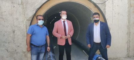 Las autoridades muestran el tunel y las dos conducciones Las autoridades muestran el tunel y las dos conducciones
