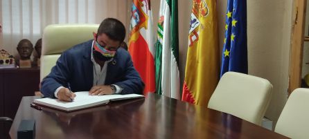 Francisco Reyes firma en el libro de honores del ayuntamiento de Huessa Francisco Reyes firma en el libro de honores del ayuntamiento de Huessa