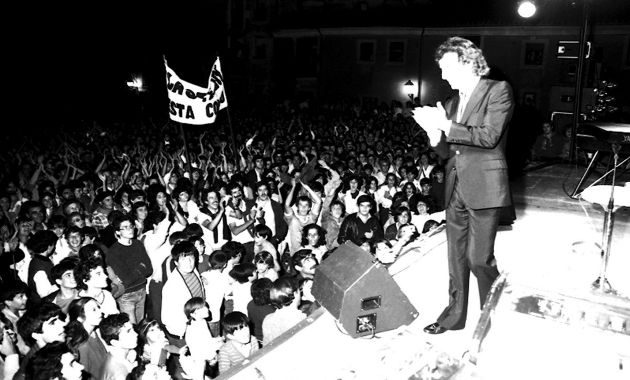 Concierto de José Luis Perales en la Plaza Mayor de Cuenca en 1983. Concierto de José Luis Perales en la Plaza Mayor de Cuenca en 1983.