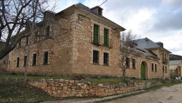 Antiguo cuartel de la Guardia Civil de El Recuenco (Guadalajara) donde Rumbo Rural planea ubicar un centro de trabajao para nómadas digitales. Antiguo cuartel de la Guardia Civil de El Recuenco (Guadalajara) donde Rumbo Rural planea ubicar un centro de trabajao para nómadas digitales.