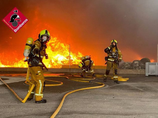 Efectivos de bomberos en el incendio de una fábrica de caucho en San Vicente Efectivos de bomberos en el incendio de una fábrica de caucho en San Vicente