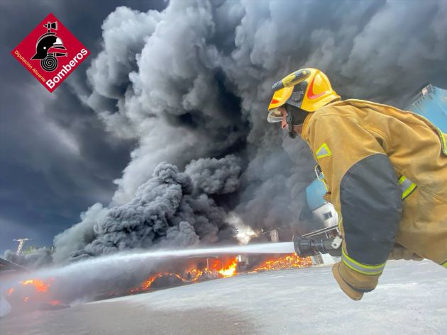 Incendio de una fábrica de caucho en San Vicente Incendio de una fábrica de caucho en San Vicente