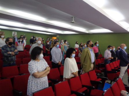 El público asistente guardó un minuto de silencio antes del comienzo del curso por las víctimas del Covid El público asistente guardó un minuto de silencio antes del comienzo del curso por las víctimas del Covid