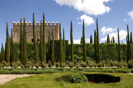 Al llegar a Galiana, esta es la primera vista que tendrán los viajeros, un pequeño palacete abarazdo por la vegetación y el color Al llegar a Galiana, esta es la primera vista que tendrán los viajeros, un pequeño palacete abarazdo por la vegetación y el color