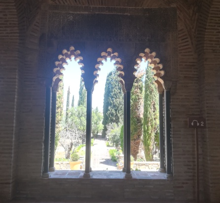 Una parte de los jardines desde el interior del Palacio de Galiana, Toledo Una parte de los jardines desde el interior del Palacio de Galiana, Toledo