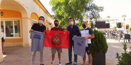 El alcalde de Elda y el edil de Deportes han despedido al pugil eldense El alcalde de Elda y el edil de Deportes han despedido al pugil eldense