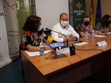 Momento de la intervención de María Luisa Grande, directora del centro Asociado de la UNED en Jaén Momento de la intervención de María Luisa Grande, directora del centro Asociado de la UNED en Jaén