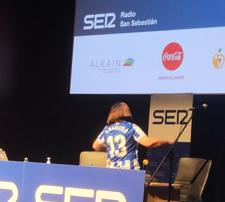 Angels Barceló mostrando la camiseta de la Real Sociedad Angels Barceló mostrando la camiseta de la Real Sociedad
