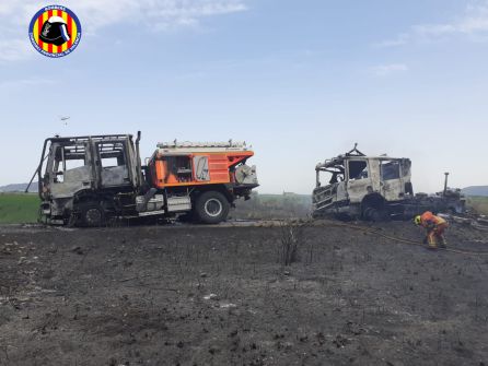 Camiones de los bomberos destruidos por las llamas Camiones de los bomberos destruidos por las llamas