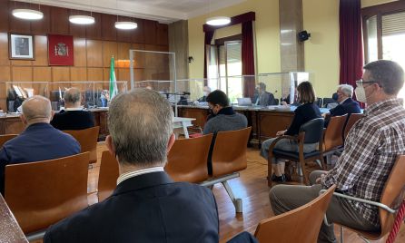 Miguel Ángel García Anguita (de espalda en primer plano) y Manuel del Moral (a su derecha) durante el juicio. Miguel Ángel García Anguita (de espalda en primer plano) y Manuel del Moral (a su derecha) durante el juicio.