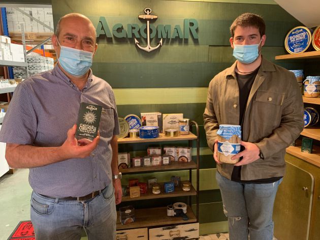 Armando Álvarez, padre e hijo, muestran algunos de los productos clásicos de Conservas Agromar. Armando Álvarez, padre e hijo, muestran algunos de los productos clásicos de Conservas Agromar.