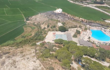 Zona junto al parque acuático donde se ha originado el incendio. Zona junto al parque acuático donde se ha originado el incendio.
