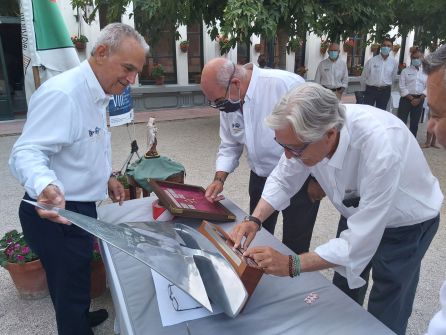 Juan Pérez y Eloy Infante ponen el nombre de los veleros ganadores en la pasada edición celebrada en 2019 ante la atenta mirada del presidente del Círculo Industrial, Indalecio Carbonell Juan Pérez y Eloy Infante ponen el nombre de los veleros ganadores en la pasada edición celebrada en 2019 ante la atenta mirada del presidente del Círculo Industrial, Indalecio Carbonell