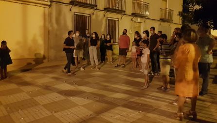 El cronista oficial de Navas de Tolosa, Francisco José Pérez-Schmid, durante la ruta organizada en la Noche de las Velas. El cronista oficial de Navas de Tolosa, Francisco José Pérez-Schmid, durante la ruta organizada en la Noche de las Velas.