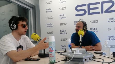 El músico Fernando Bazán conversa con el grafitero Adrián Man O Matic en el programa de la SER, Hoy por Hoy Huelva El músico Fernando Bazán conversa con el grafitero Adrián Man O Matic en el programa de la SER, Hoy por Hoy Huelva