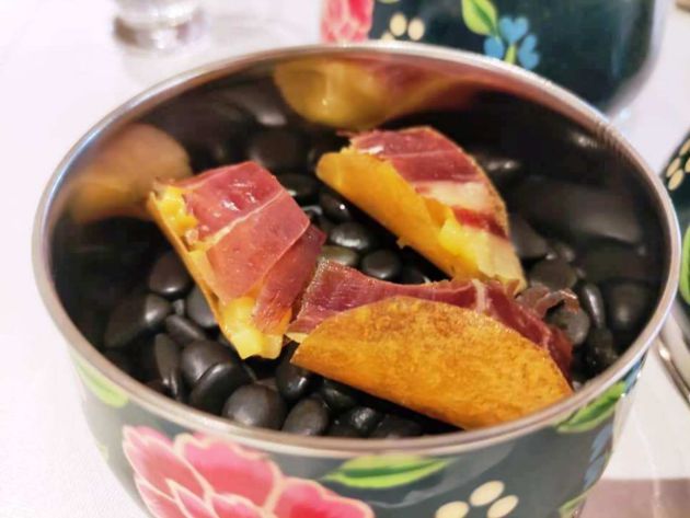 Bocadillo de tortilla de patatas del día anterior con jamón Bocadillo de tortilla de patatas del día anterior con jamón