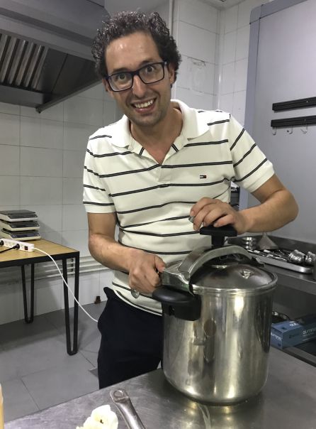 Reconoce que le gusta la cocina tradicional y muy poco las verduras. Reconoce que le gusta la cocina tradicional y muy poco las verduras.