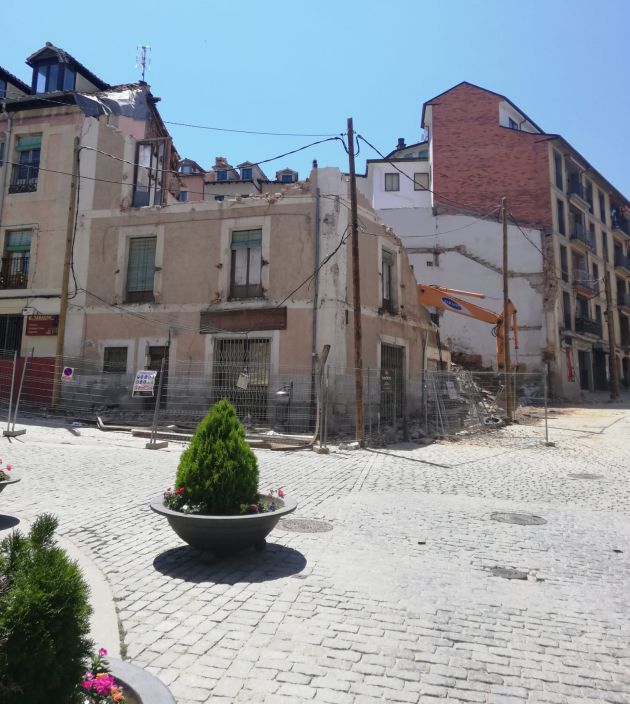 Vista desde la Plaza de los Dolores de los trabajo de derribo del edificio Vista desde la Plaza de los Dolores de los trabajo de derribo del edificio