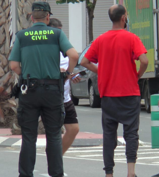 Agentes de la Guardia Civil localizan al dueño de la mochila en Sax Agentes de la Guardia Civil localizan al dueño de la mochila en Sax