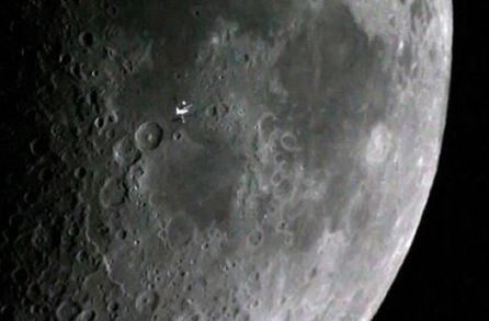 La Estación Espacial Internacional pasa por delante de la Luna La Estación Espacial Internacional pasa por delante de la Luna