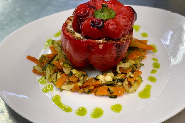 Pimiento relleno de perdiz sobre una cama de verduritas Pimiento relleno de perdiz sobre una cama de verduritas