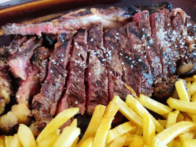 Lomo bajo de vaca frisona a la brasa de sarmiento Lomo bajo de vaca frisona a la brasa de sarmiento