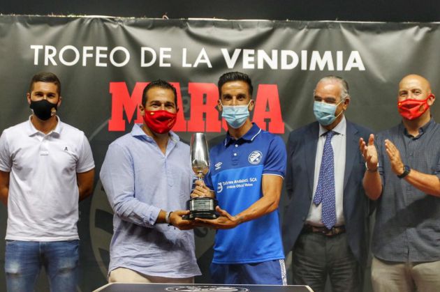 El capitán Bello recibe el trofeo de manos de Pablo Lozano, presidente de la RFAF El capitán Bello recibe el trofeo de manos de Pablo Lozano, presidente de la RFAF