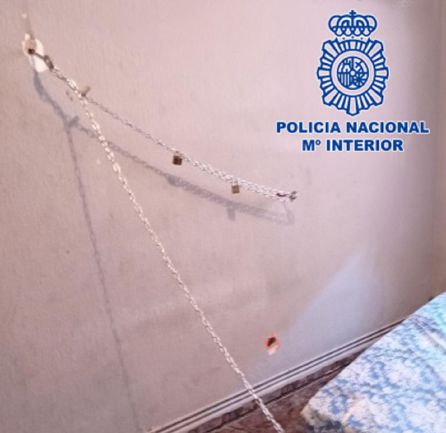 Habitación donde estuvo encadenado un hombre durante 8 días en Torrejón de Ardoz. Habitación donde estuvo encadenado un hombre durante 8 días en Torrejón de Ardoz.