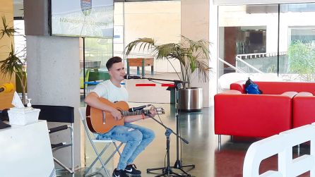 El joven artista Adrián Muñoz, interpretando en directo 'Me estoy enamorando' en el Hotel Thalasia de San Pedro del Pinatar El joven artista Adrián Muñoz, interpretando en directo 'Me estoy enamorando' en el Hotel Thalasia de San Pedro del Pinatar