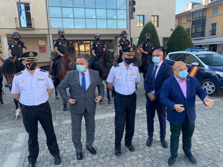 La autoridades políticas y policiales en la plaza del Ayuntamiento La autoridades políticas y policiales en la plaza del Ayuntamiento